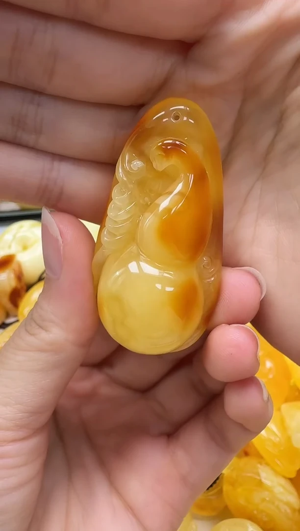 未镶嵌琥珀裸石如图