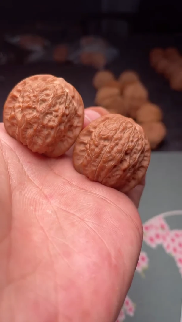 把件文玩核桃a122   血麒麟 32尺