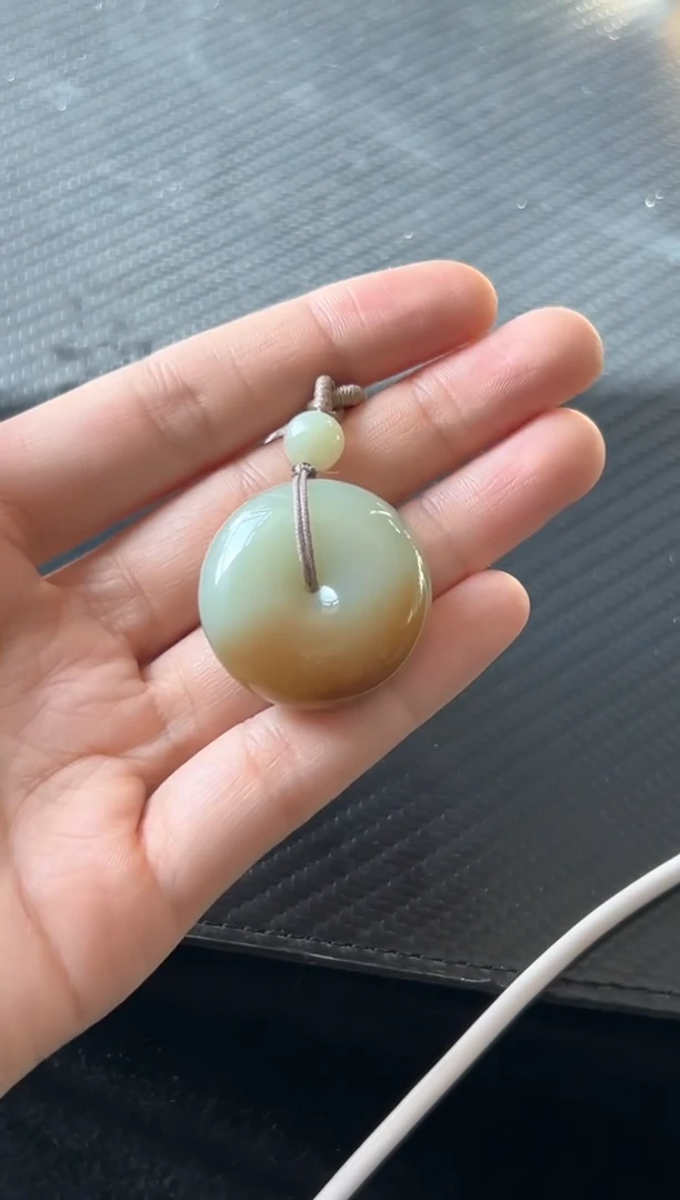 吊坠(赠链)未镶嵌和田玉若羌微色差 Mm