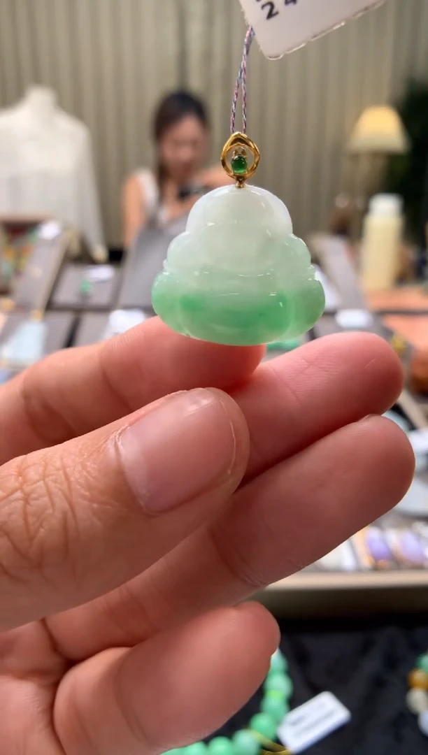 翡翠18K金镶嵌颈饰佛公