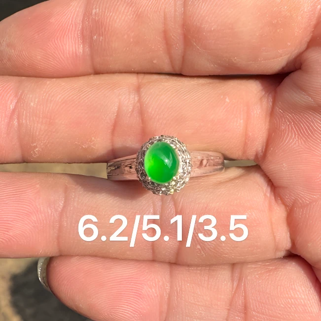 0202(小哪吒在源头)冰种翡翠阳绿戒面饱满肉细杠味荧光足M80