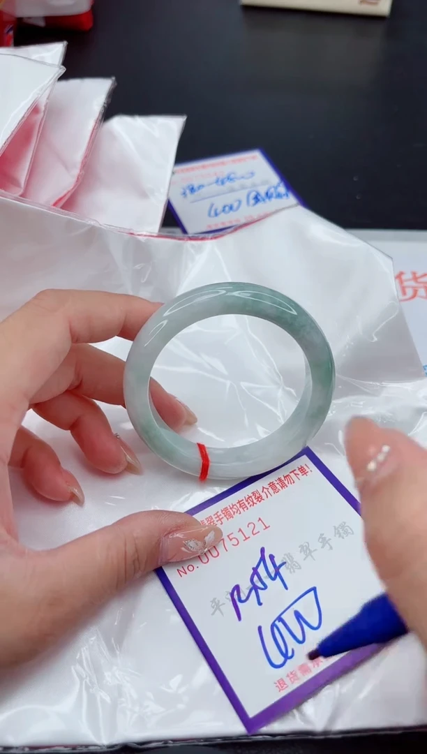 翡翠手镯未镶嵌1