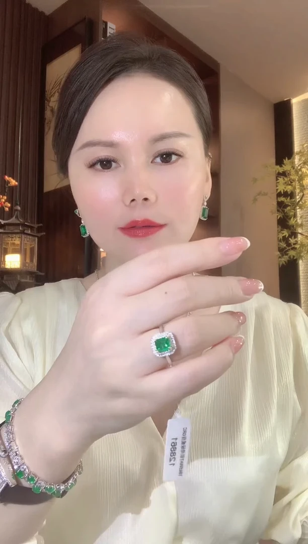 18K金镶嵌戒指祖母绿A61