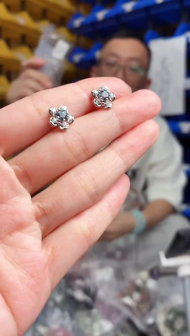 未镶嵌托帕石耳钉312