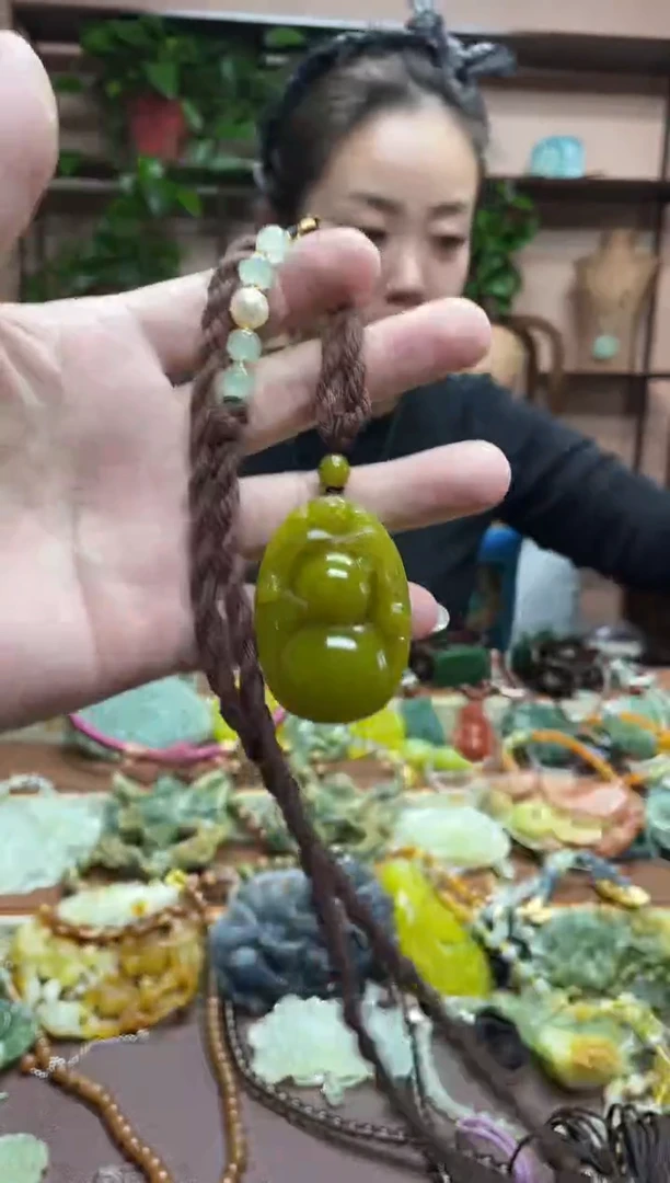 未镶嵌岫玉颈饰多样性发货发其中之一