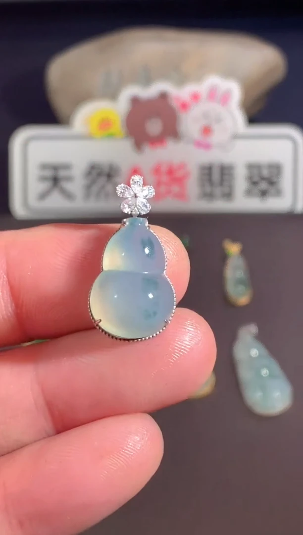 颈饰18K金镶嵌翡翠
