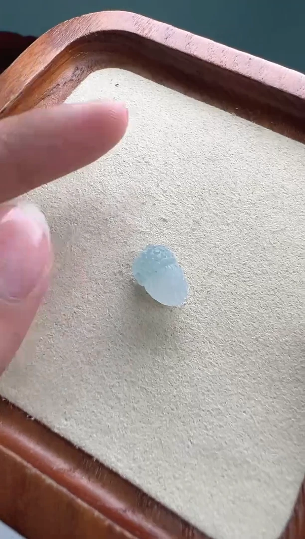 未镶嵌定制翡翠小**儿冰冰松果
