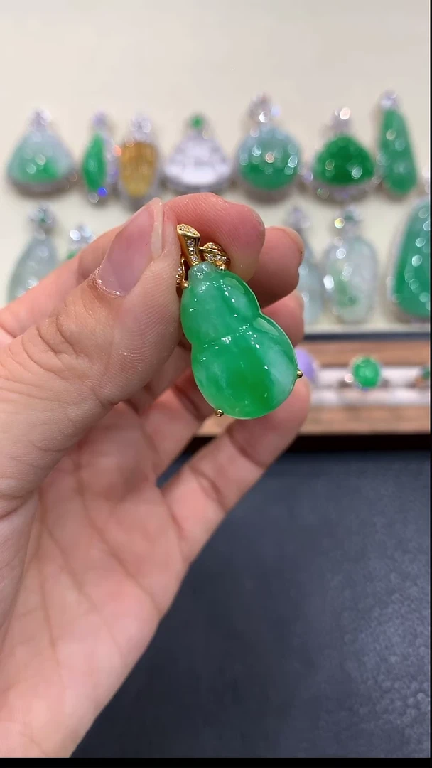 吊坠(不含链)18K金镶嵌翡翠葫芦吊坠