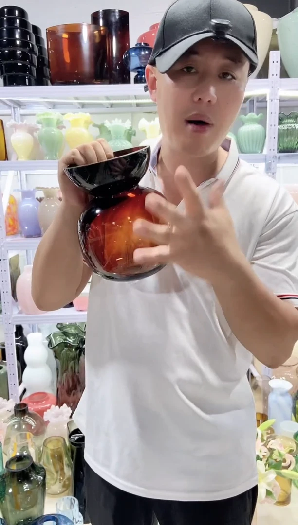 深琥珀色花瓶.......