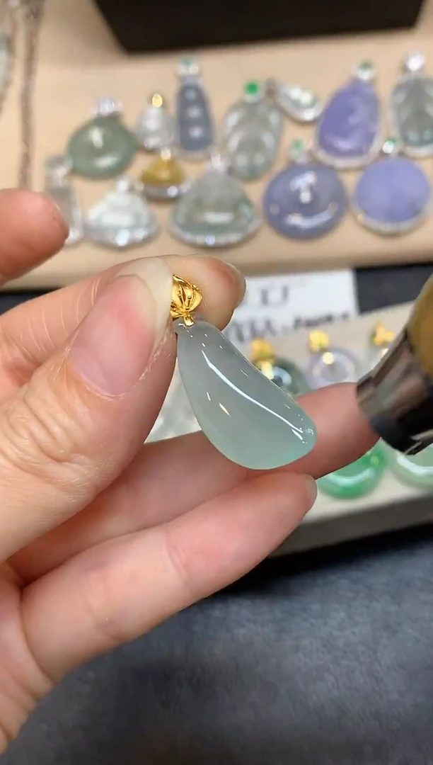 颈饰18K金镶嵌翡翠福瓜【无服务费