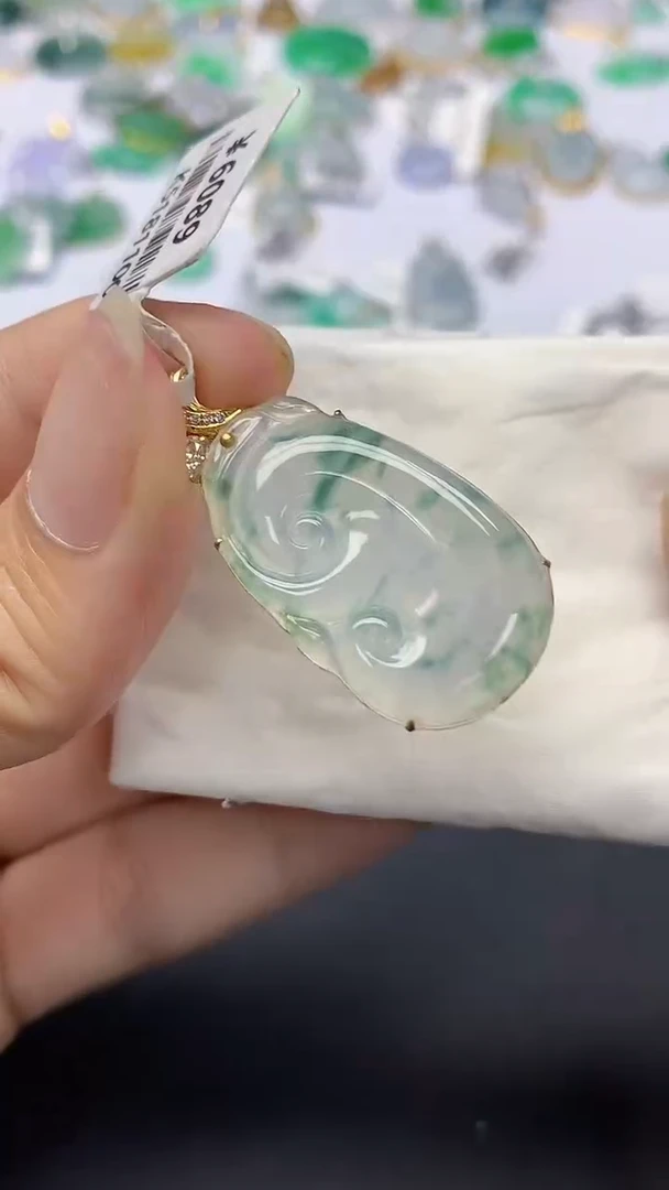 翡翠18K金镶嵌颈饰天然缅甸a货翡翠