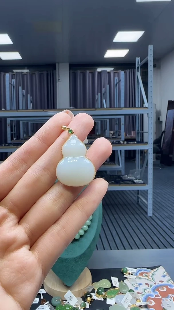 18K金镶嵌和田玉挂件1
