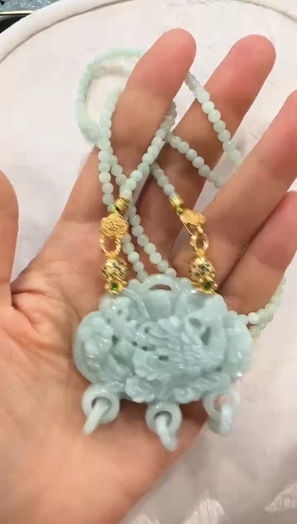 翡翠未镶嵌颈饰国风