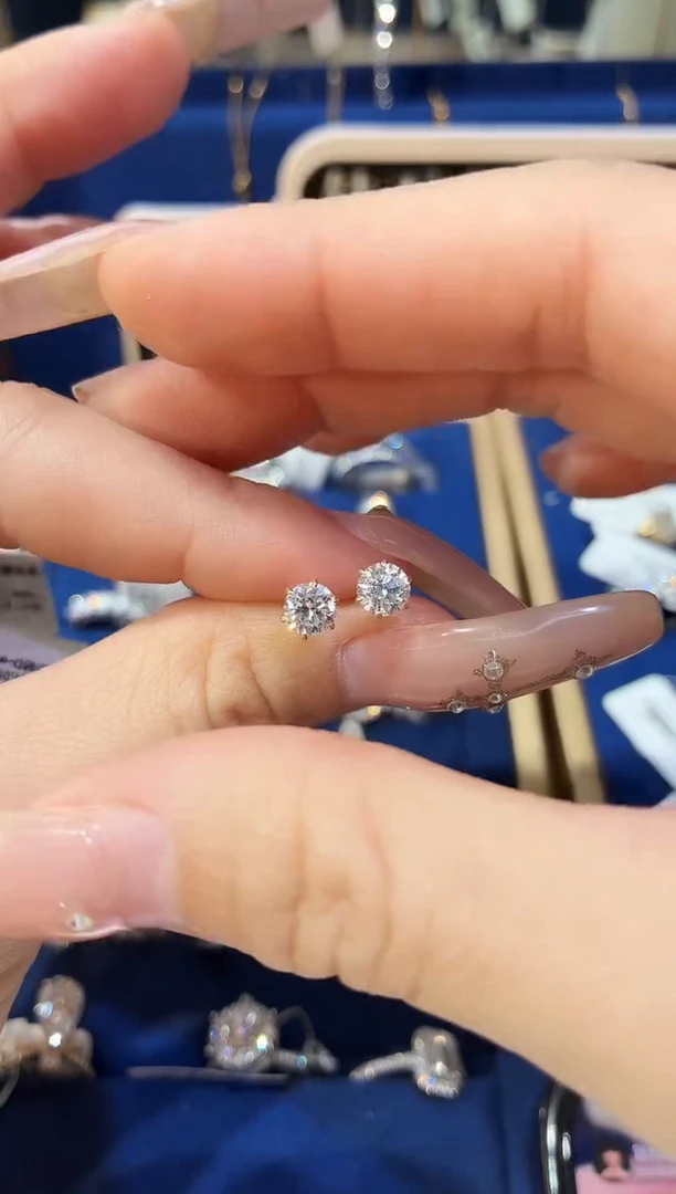 18K金镶嵌实验室培育钻石耳饰经典六爪K黄