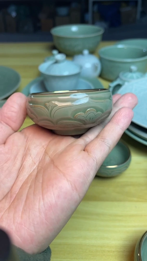 瑕疵 仰-莲瓣金钵1只