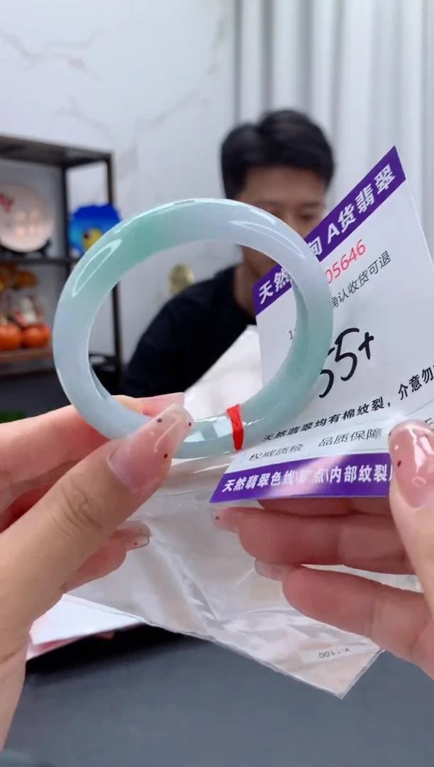 未镶嵌手镯翡翠有纹，完美者勿拍