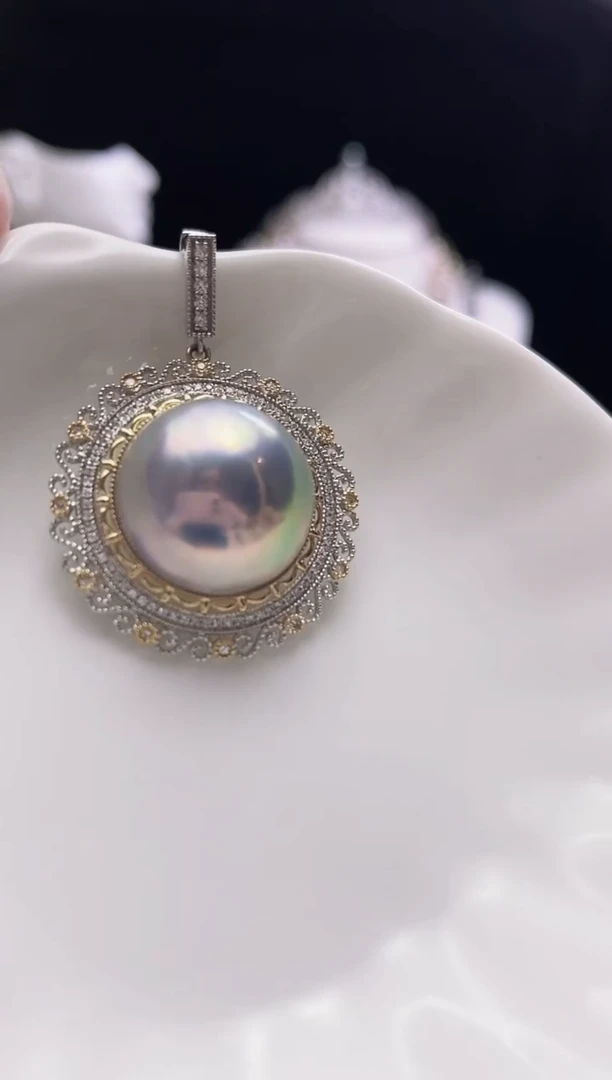 18K金镶嵌颈饰拼合珍珠（马贝珠）归**。海水马贝吊坠