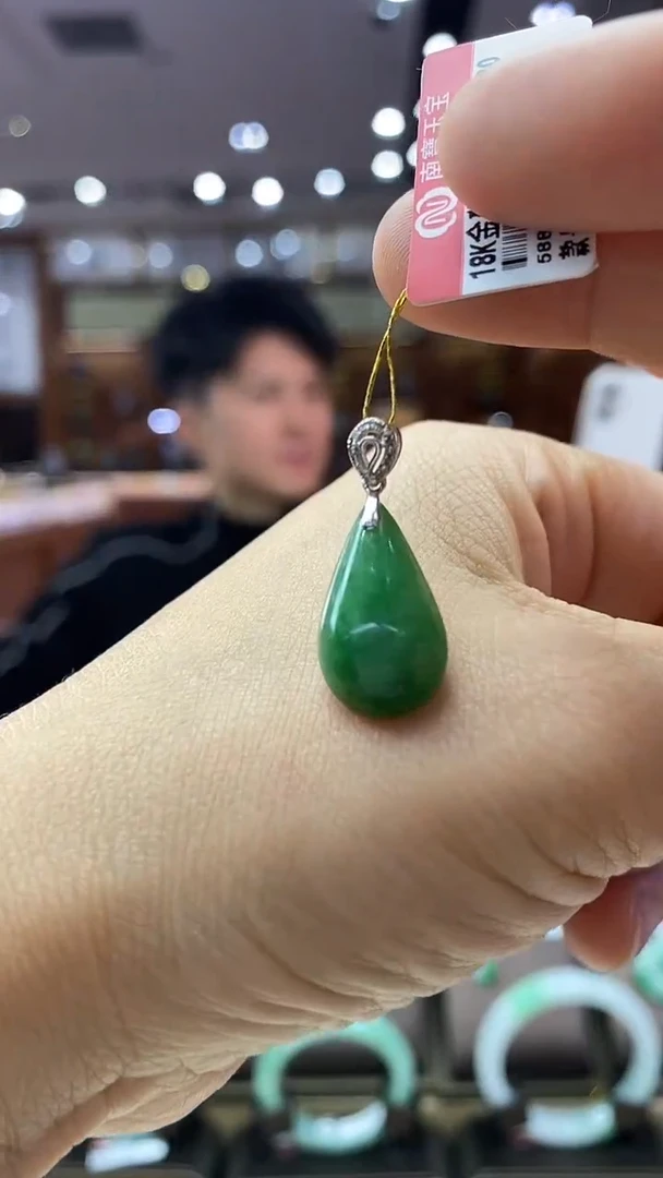 颈饰18K金镶嵌翡翠水滴