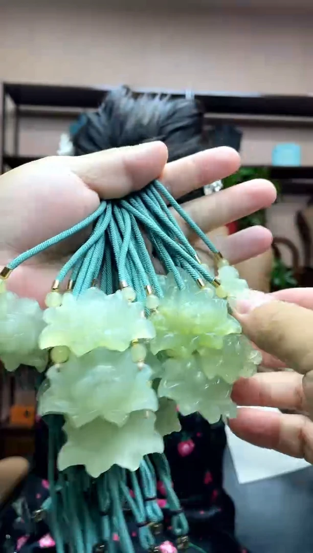 岫玉未镶嵌吊坠多样性发货发其中之一