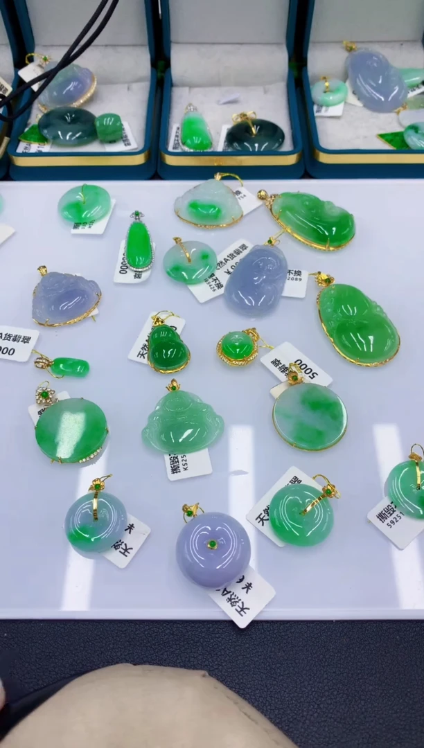 颈饰18K金镶嵌翡翠翡翠