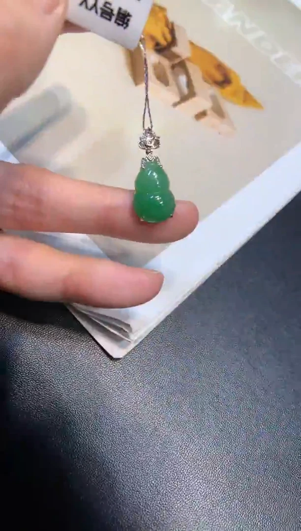 颈饰18K金镶嵌翡翠葫芦