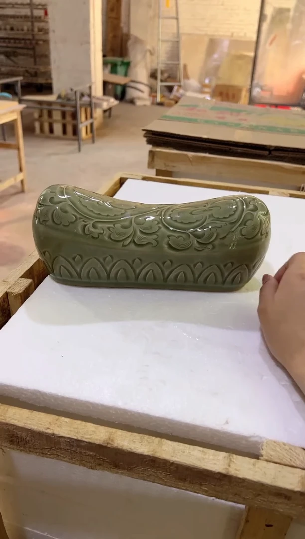 耀州窑青瓷牡丹纹枕头