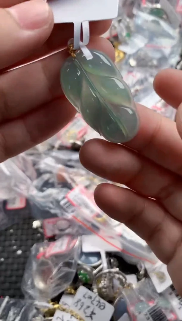 18K金镶嵌戒指翡翠888    1