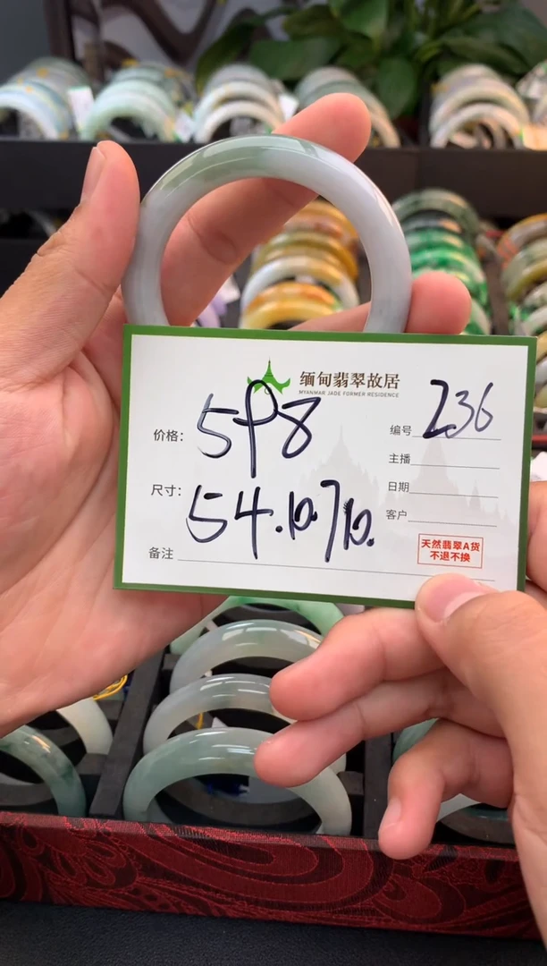 未镶嵌定制翡翠毛货需精细抛光+多人