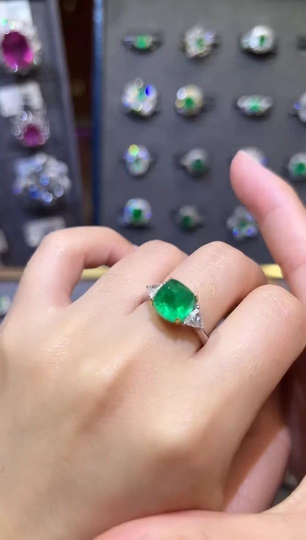 【闪购商品】祖母绿戒指18K金镶嵌/三石款/4.36ct