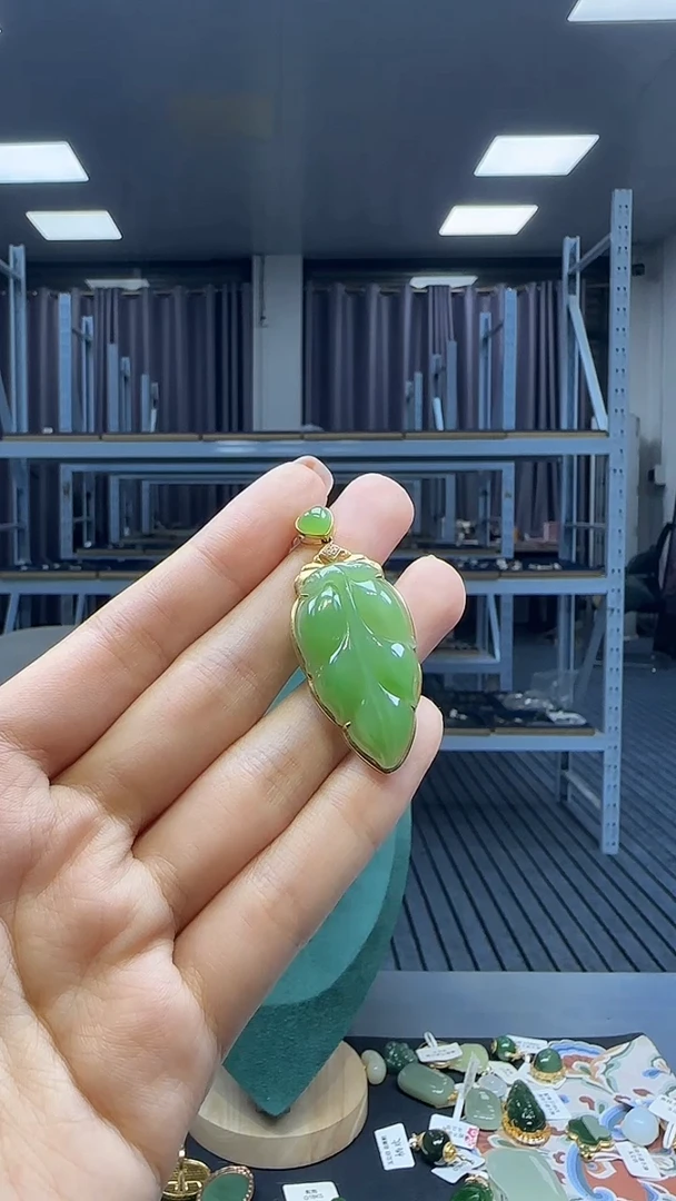 18K金镶嵌和田玉挂件1