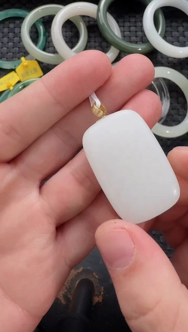 颈饰18K金镶嵌和田玉无事牌