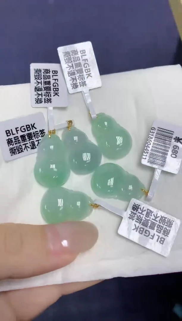 翡翠18K金镶嵌颈饰天然缅甸翡翠A货多样性发其一