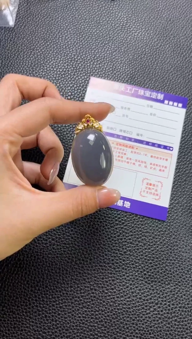 18K金镶嵌和田玉挂件发一件