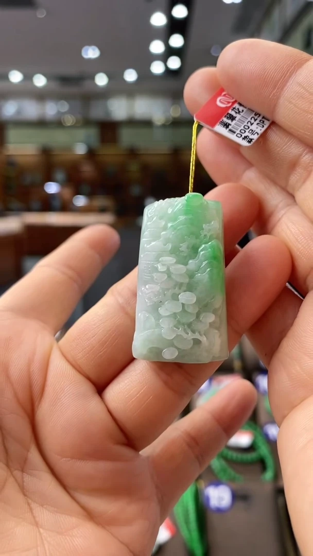 【闪购商品】翡翠颈饰未镶嵌山水牌