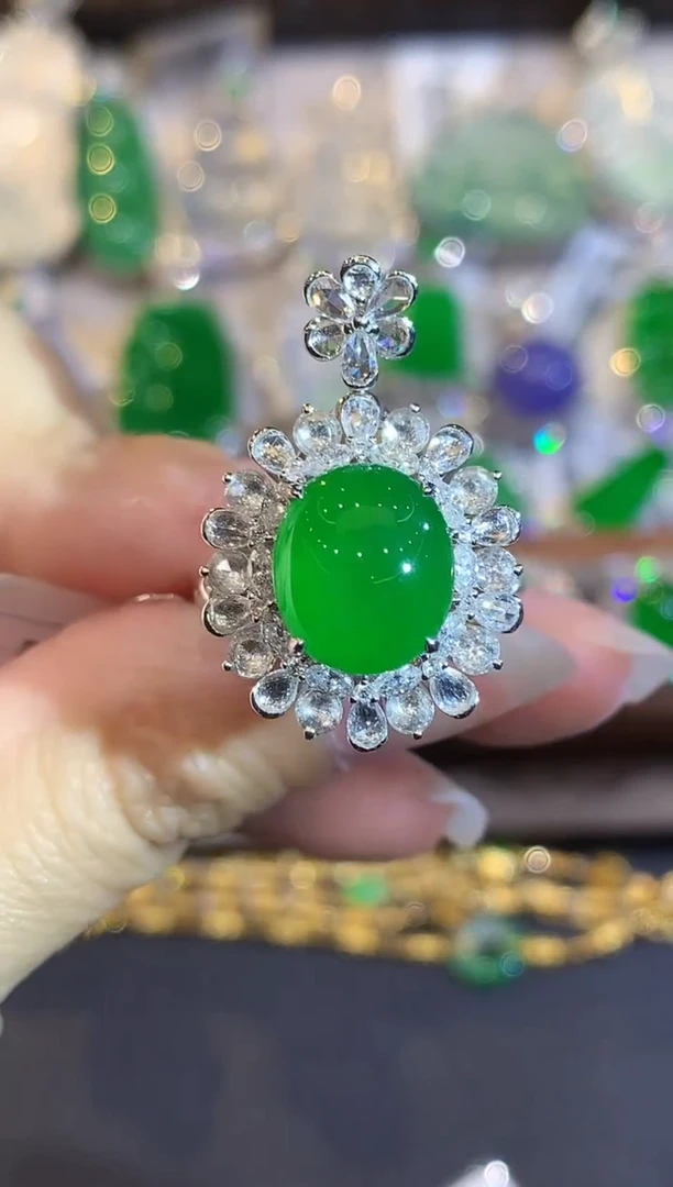 18K金镶嵌戒指翡翠多样性发其一