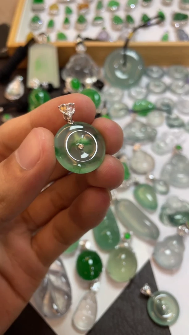 【闪购商品】翡翠吊坠(不含链)18K金镶嵌平安扣