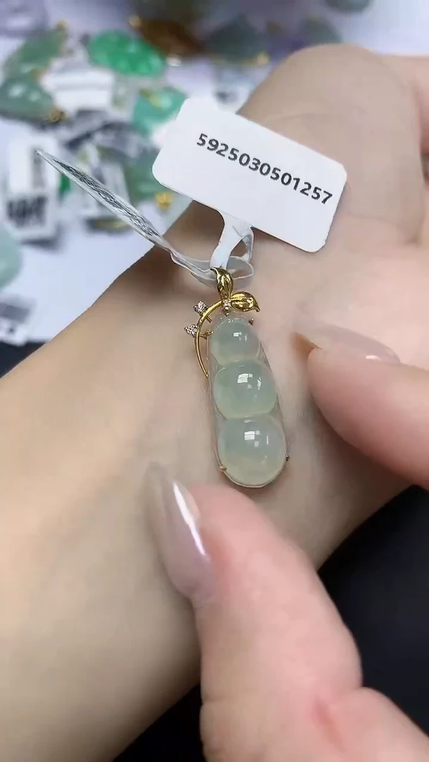 翡翠18K金镶嵌颈饰天然缅甸翡翠A货