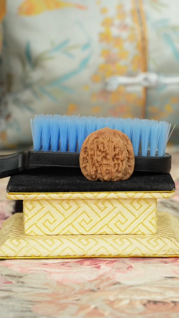 【闪购商品】文玩核桃把件一只核桃送一把刷子