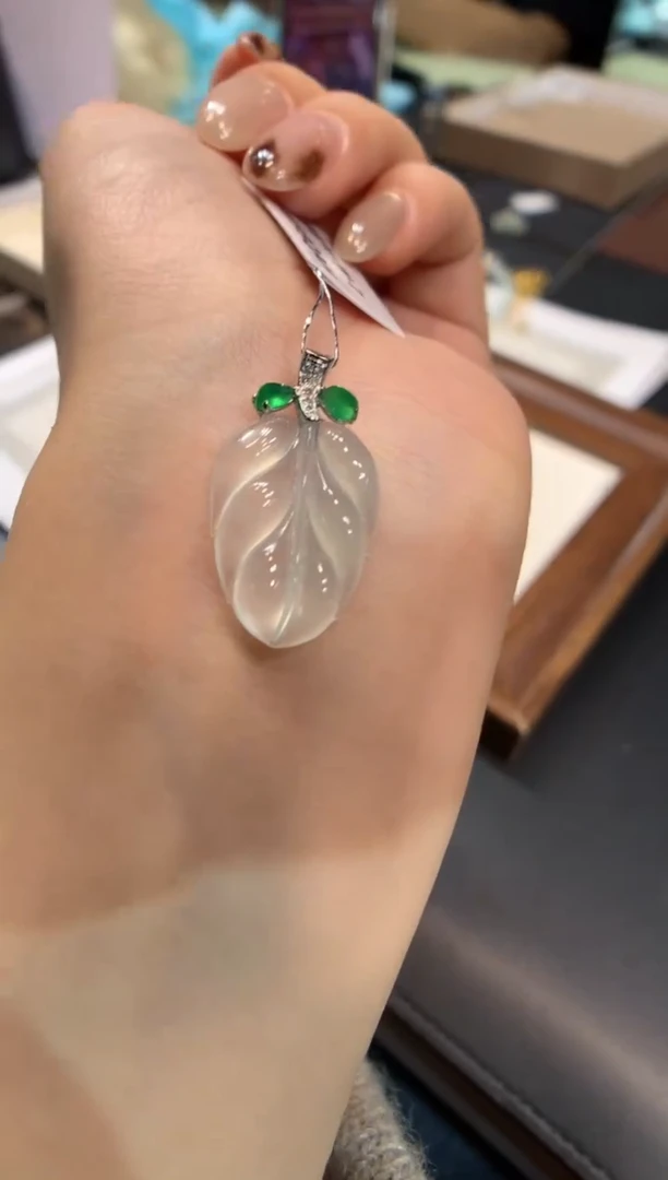 颈饰18K金镶嵌翡翠叶子