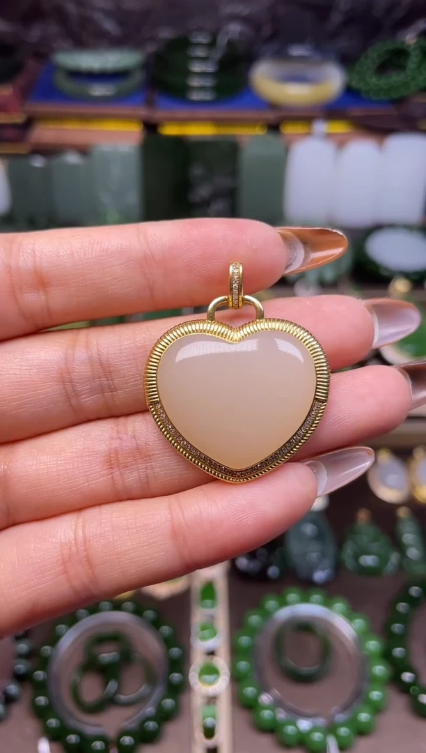 颈饰18K金镶嵌和田玉熟藕粉吊坠