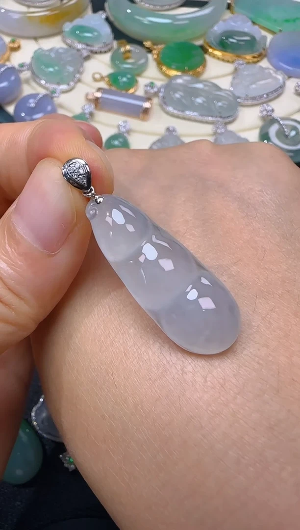 颈饰18K金镶嵌翡翠福豆