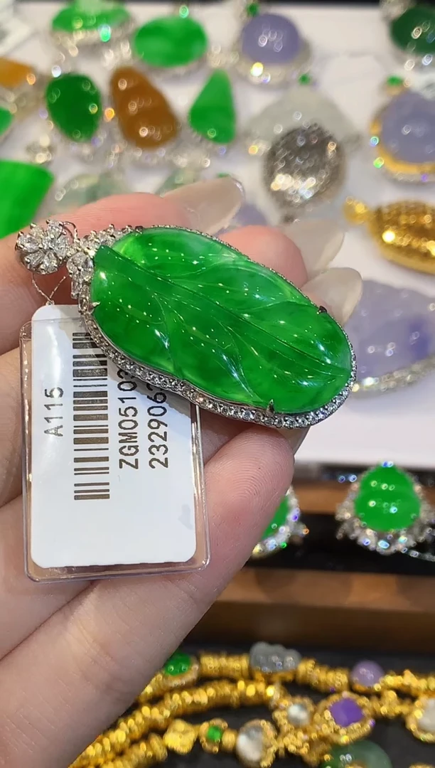 吊坠(不含链)18K金镶嵌翡翠多样性发其一