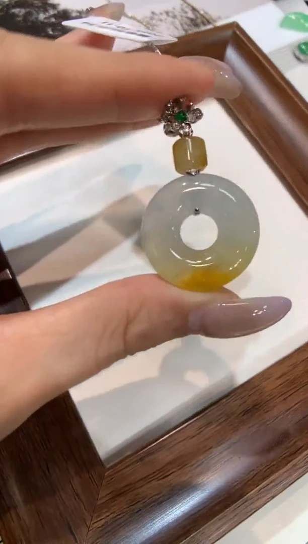 颈饰18K金镶嵌翡翠甜甜圈