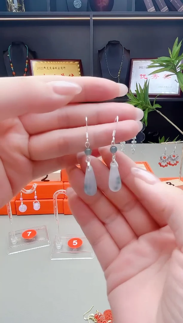 未镶嵌石英质玉（天山翠）耳钉S01