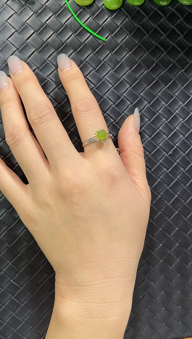 颈饰银S925镶嵌和田玉（碧玉）苹果绿蛋面戒指