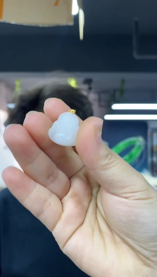 颈饰18K金镶嵌和田玉（白玉）多样性发其一颜色微差