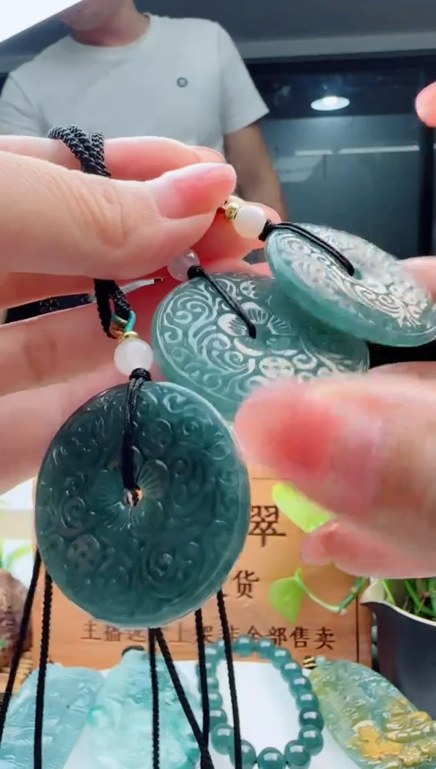 翡翠未镶嵌颈饰多样性发货其中一件