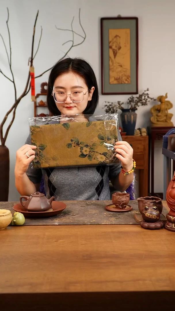 茶壶紫砂香云纱 山茶花茶席