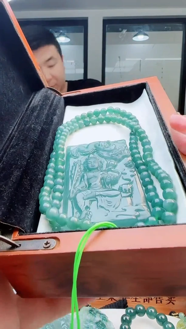 翡翠未镶嵌颈饰多样性发货其中一件