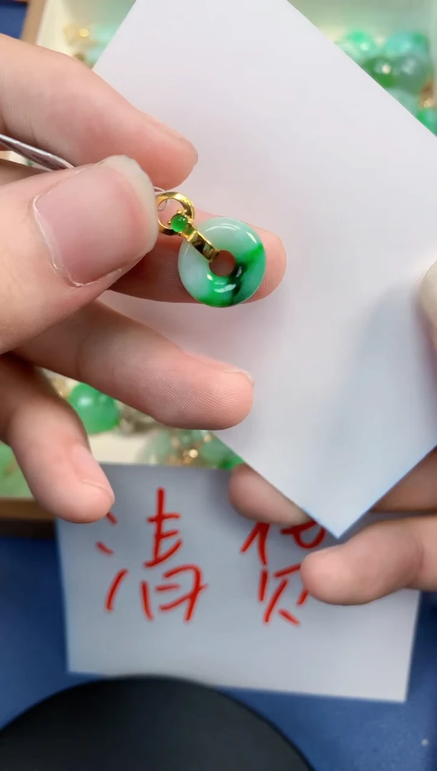 翡翠未镶嵌颈饰       1